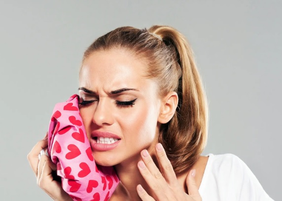 Jak płukanka do ust łagodzi ból i obrzęk po zabiegu stomatologicznym?