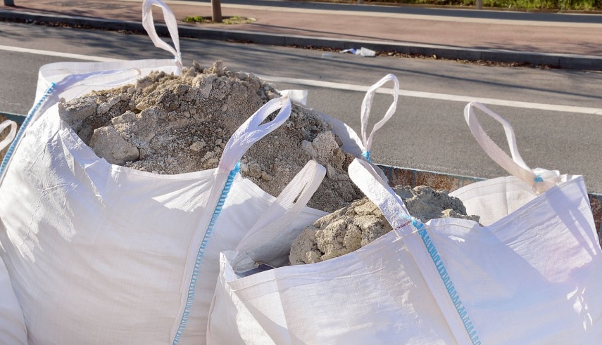 Jak wybrać odpowiedni worek big bag do transportu materiałów sypkich?