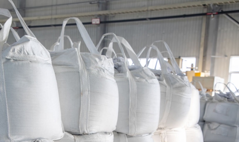 Znaczenie typu zasypu i wysypu w workach big bag dla łatwości transportu