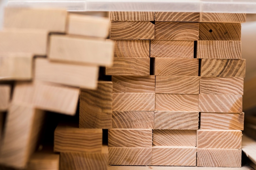 Jakie ryzyka ogranicza inwestor, gdy stawia na sprawdzonego producenta drewna klejonego?