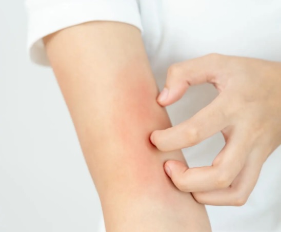 Jakie są najczęstsze przyczyny zaostrzeń AZS?